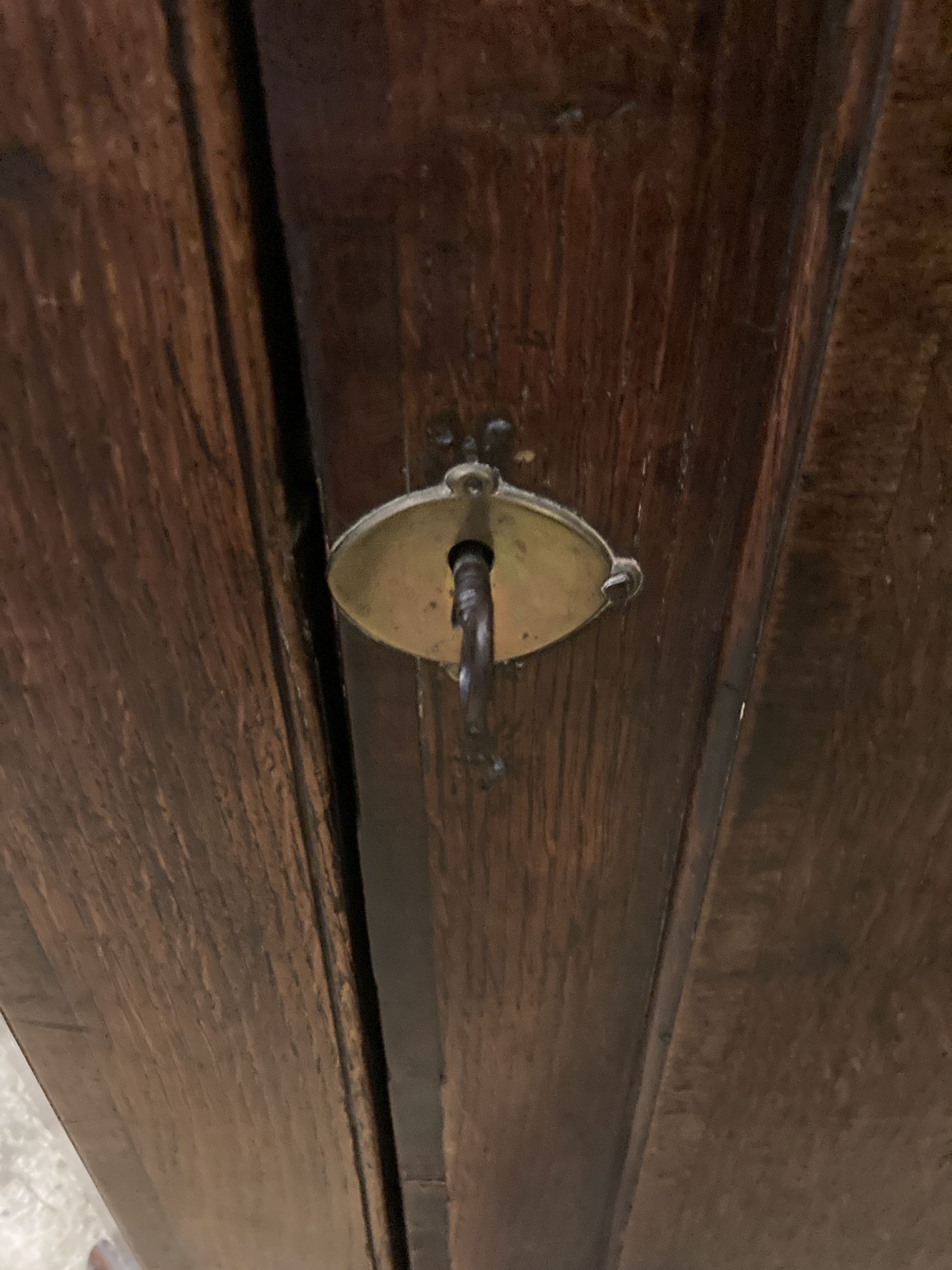 A George III oak hanging corner cabinet, width 77cm, depth 42cm, height 93cm